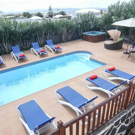 Villa In Playa Blanca Sleeps 8 Includes Swimming Pool Air Con And Wifi 9 8